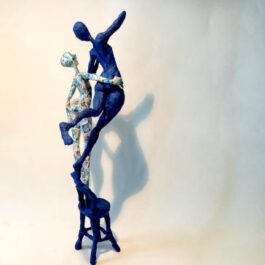 Sculpture de deux personnages debout sur une chaise entrelacée