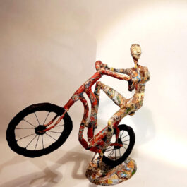 Sculpture en papier – Homme sur vélo en équilibre