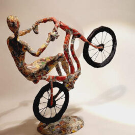 Sculpture en papier - Homme sur vélo en équilibre