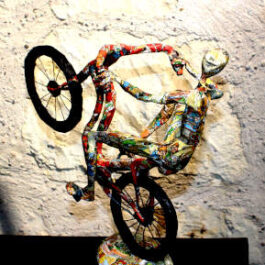 Sculpture en papier - Homme sur vélo en équilibre