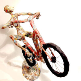 Sculpture en papier - Homme sur vélo en équilibre