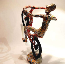 Sculpture en papier - Homme sur vélo en équilibre