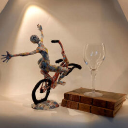 Sculpture en papier - Homme sur vélo en équilibre